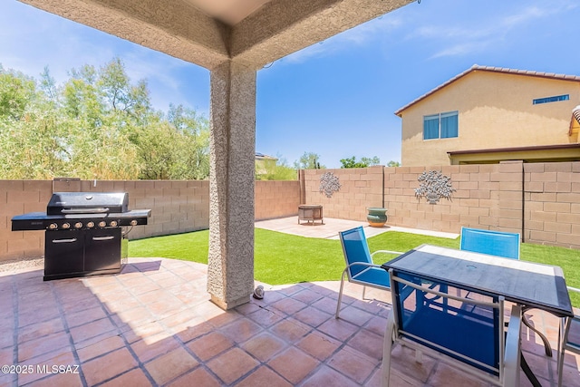 10567 E Desert Drifter Pl, Tucson, AZ 85747 - fenced backyard featuring area for grilling, a patio, and outdoor dining space