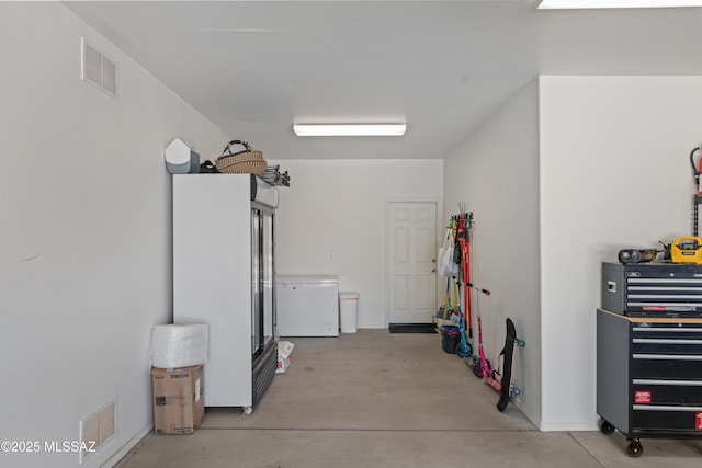 977 S Limestone St, Benson, AZ 85602 - garage with fridge and baseboards