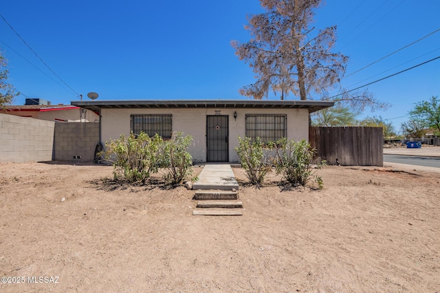 202 E Jacinto St, Tucson, AZ 85705 - view of front of property featuring concrete block siding