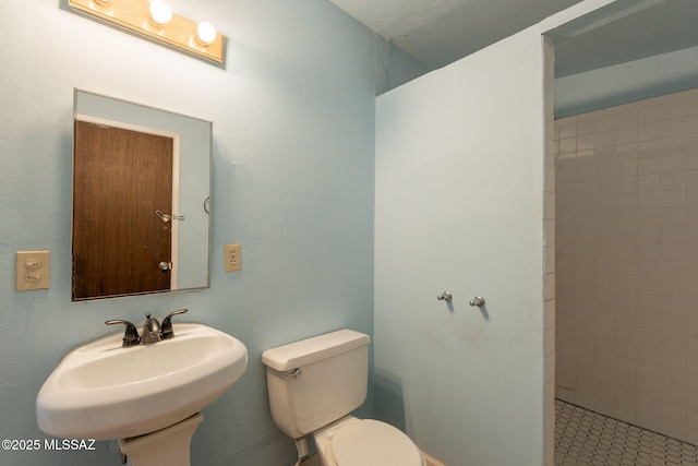 325 W Santa Maria St, Tucson, AZ 85706 - full bath featuring toilet and tiled shower