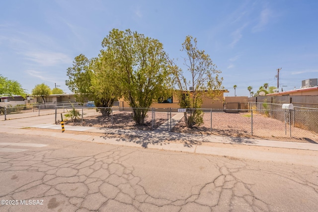 325 W Santa Maria St, Tucson, AZ 85706 - view of front of home with a fenced front yard