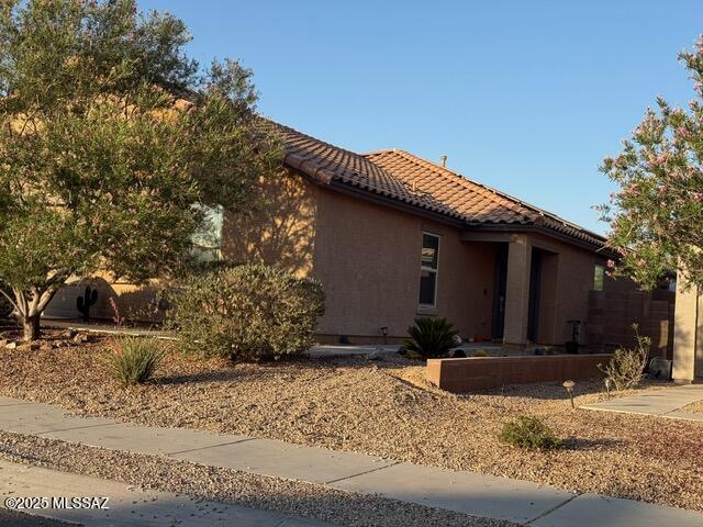 9150 N Wagon Spoke Ct, Tucson, AZ 85742 - view of side of home with a tiled roof