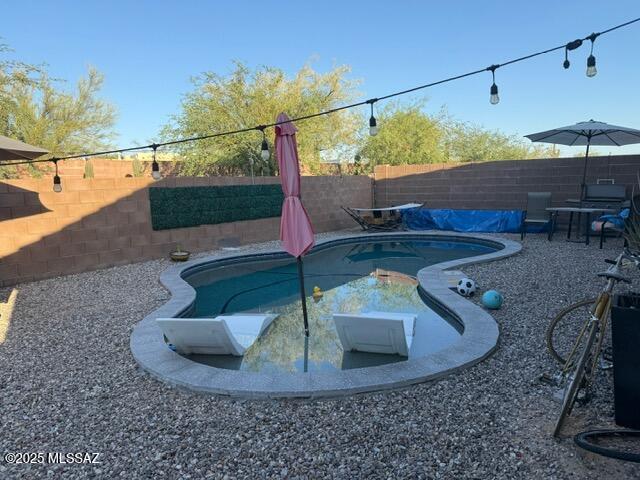 9150 N Wagon Spoke Ct, Tucson, AZ 85742 - view of swimming pool featuring a fenced backyard