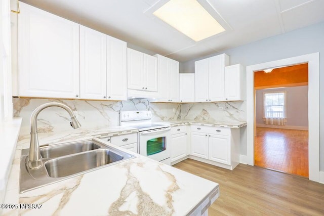 201 B St, Bisbee, AZ 85603 - kitchen featuring electric stove, light wood-type flooring, tasteful backsplash, white cabinetry, and under cabinet range hood