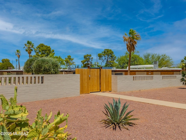 3872 S Evergreen Ave, Tucson, AZ 85730 - fenced front yard featuring a gate