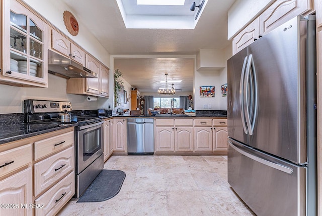 1148 W Circulo Del Norte, Green Valley, AZ 85614 - kitchen featuring stainless steel appliances, under cabinet range hood, a chandelier, glass insert cabinets, and light stone finish floors
