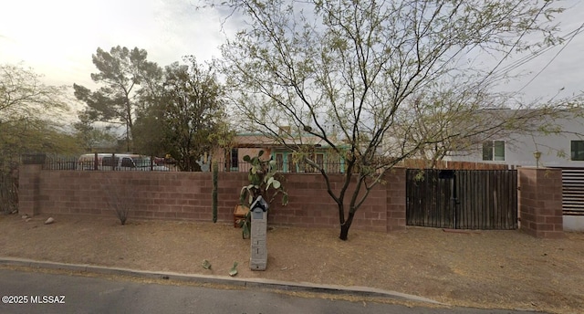 242 E Jacinto St, Tucson, AZ 85705 - view of front of house with a fenced front yard and a gate