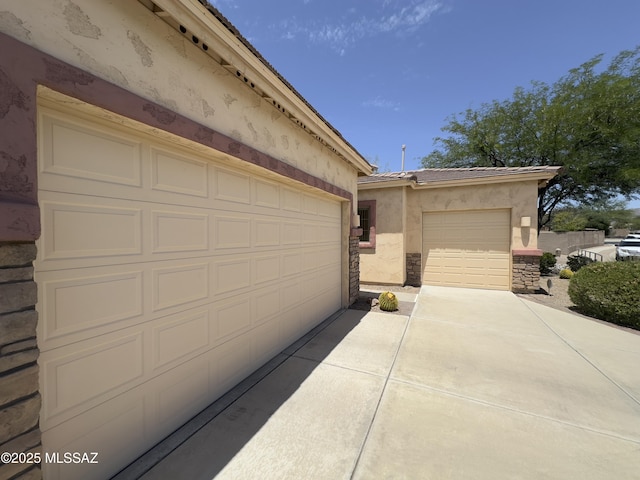 13049 N Woosnam Way, Oro Valley, AZ 85755 - garage with driveway