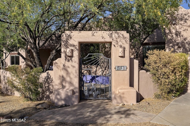 10380 E Rancho Del Este Dr, Tucson, AZ 85749 - garage with a gate