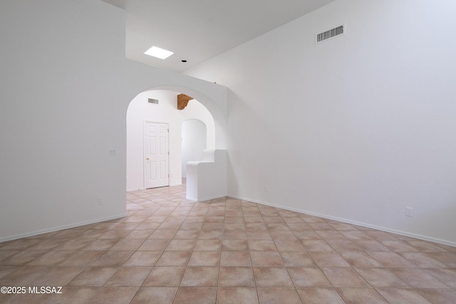 10380 E Rancho Del Este Dr, Tucson, AZ 85749 - empty room with a high ceiling and arched walkways