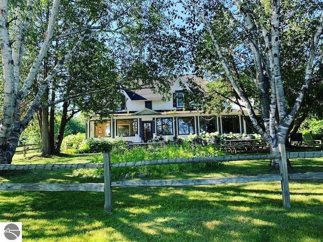 view of front of property featuring a front lawn