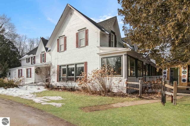 view of front of home with a front lawn