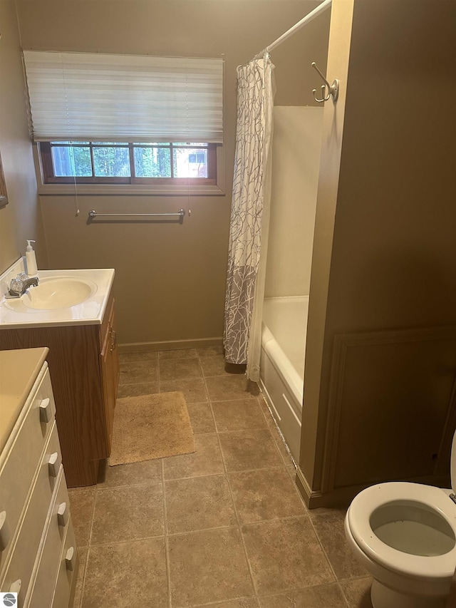 full bathroom featuring vanity, toilet, shower / bath combo with shower curtain, and a wealth of natural light