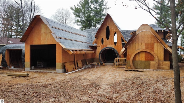 view of front of property featuring a barn