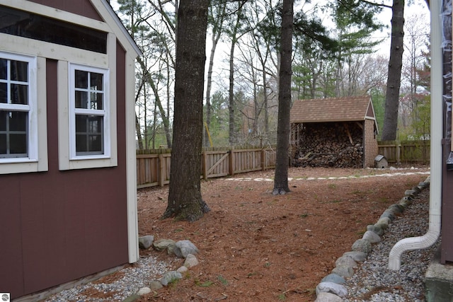 view of yard featuring an outdoor structure