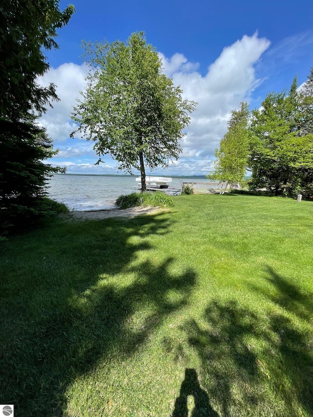 view of yard featuring a water view