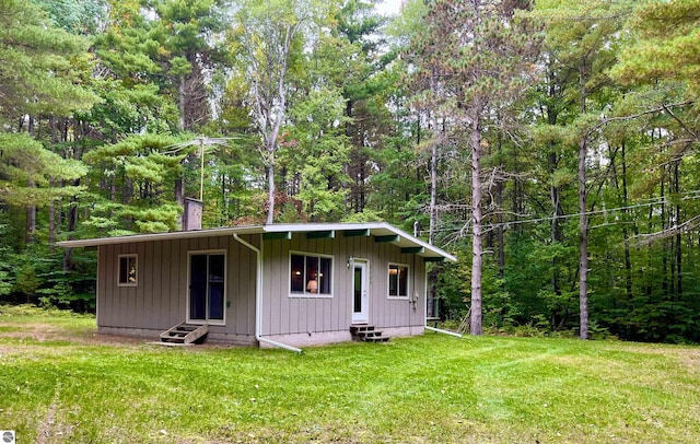 view of front of property featuring a front lawn