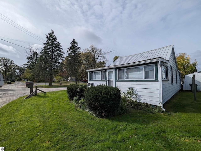 view of side of property featuring a lawn