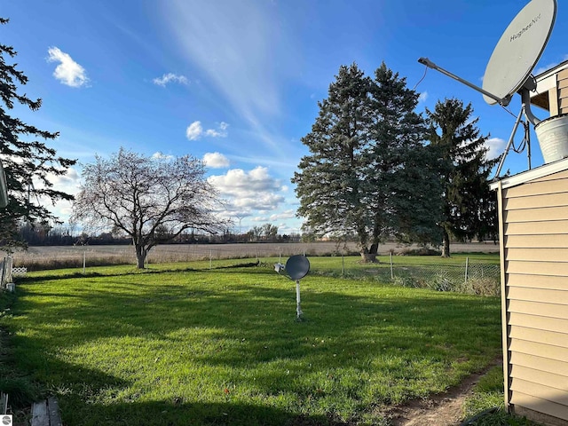 view of yard featuring a rural view