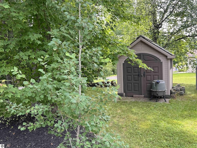 view of outdoor structure featuring a lawn