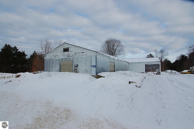 view of front of house featuring an outdoor structure and a garage