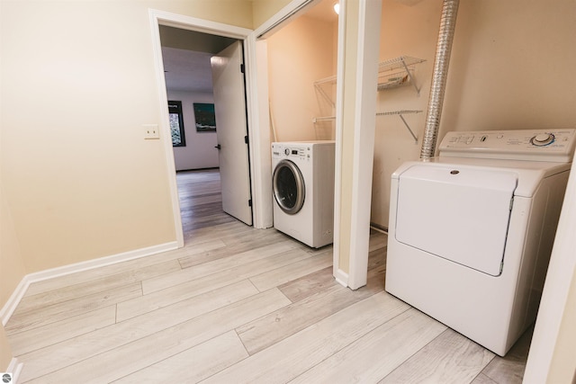 laundry room featuring light wood-type flooring and independent washer and dryer