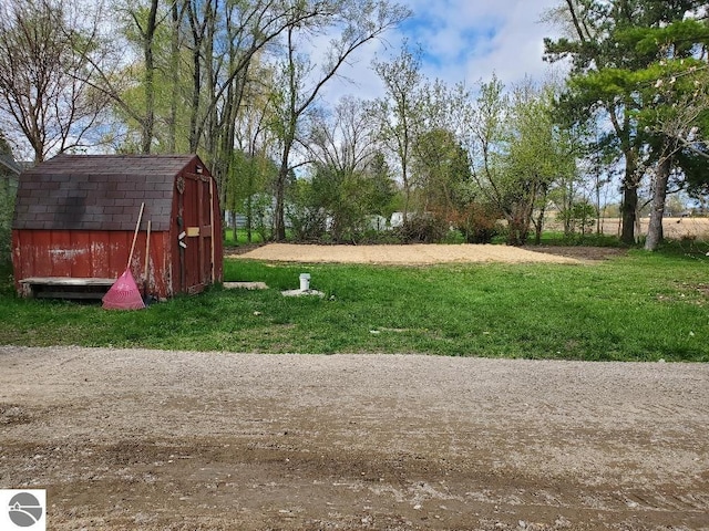 view of yard featuring a storage shed