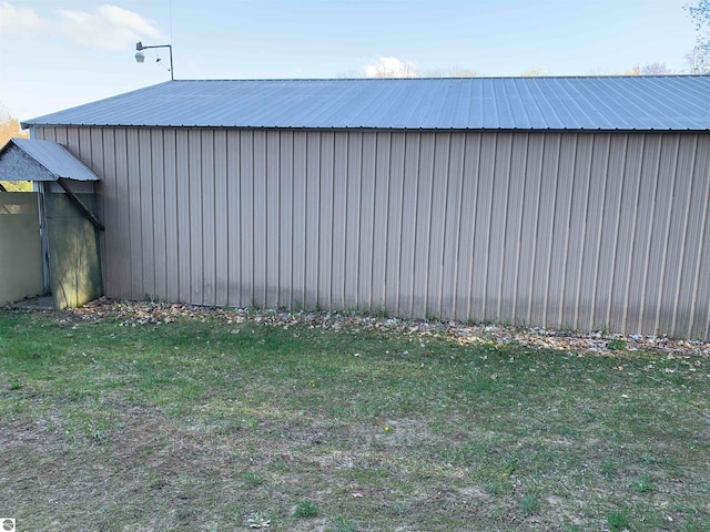 view of side of property featuring a yard