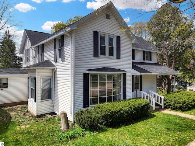 view of front of property featuring a front yard