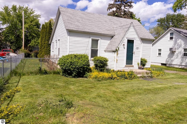 view of front of property with a front yard