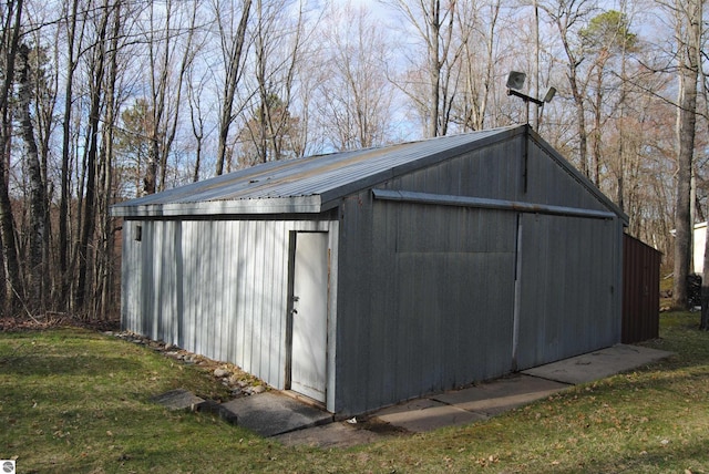 view of shed / structure with a yard