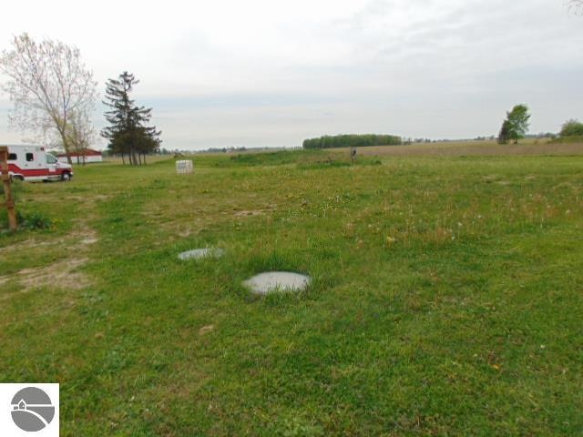 view of yard featuring a rural view