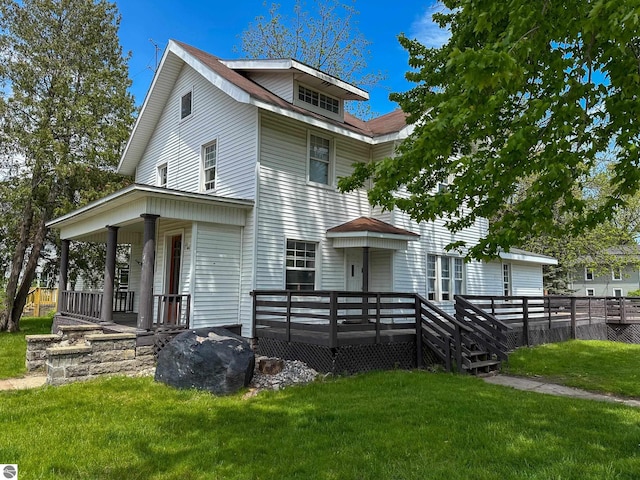 view of front of home featuring a front yard