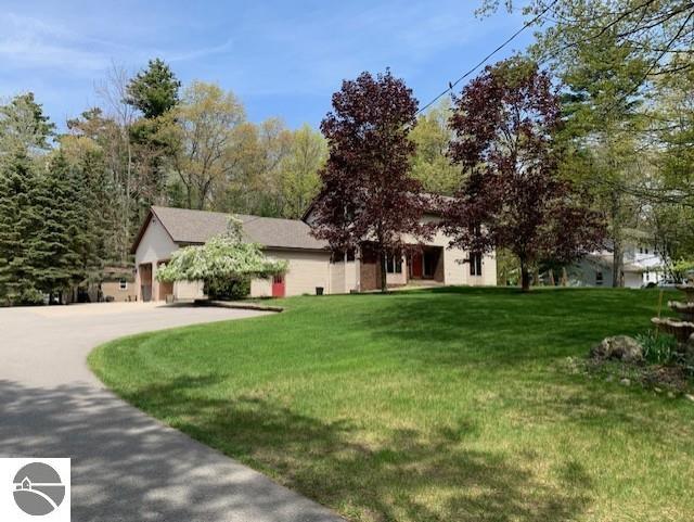 view of front of house featuring a front yard