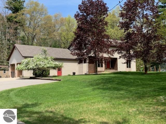 view of front of house with a front yard