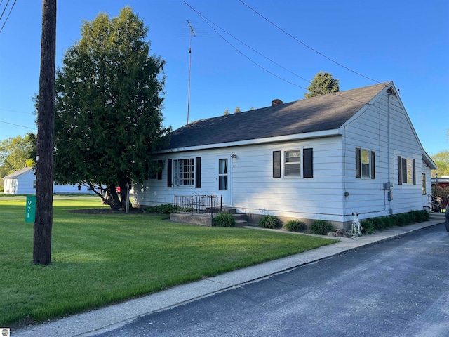 view of front of home featuring a front yard