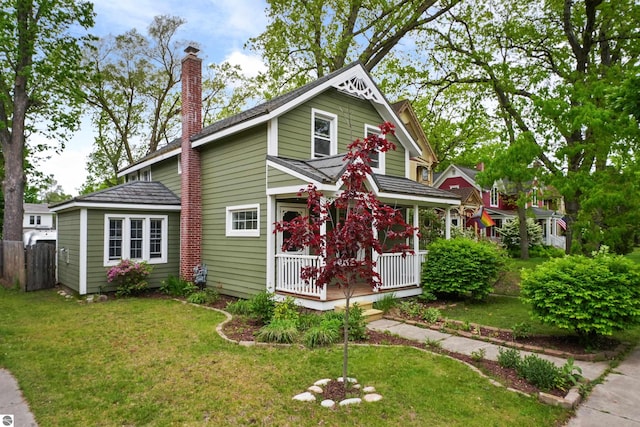 view of front of property featuring a front lawn