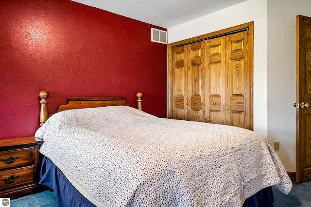 bedroom featuring carpet, a textured ceiling, and a closet