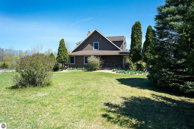 view of front of house featuring a front yard