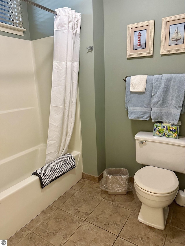 bathroom featuring toilet and shower / tub combo with curtain