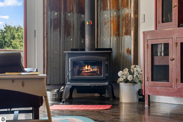 interior details with hardwood / wood-style floors