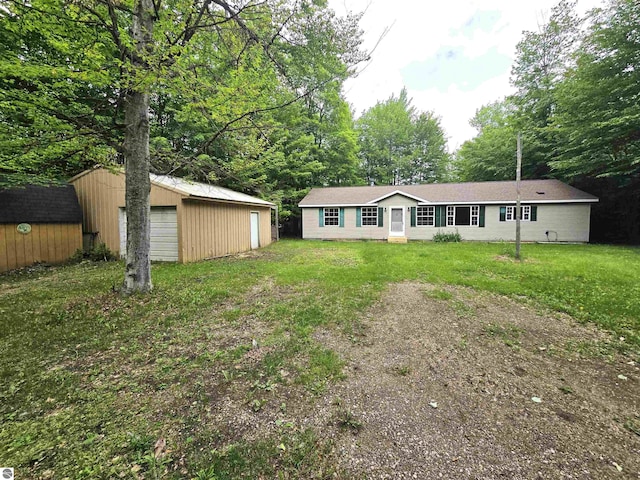 view of yard featuring an outdoor structure