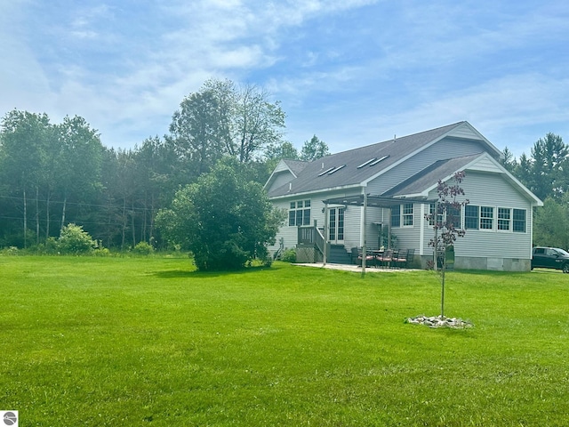 back of house featuring a yard