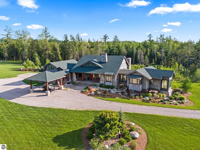 view of front of property featuring a front lawn