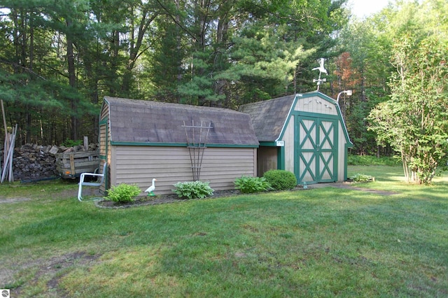 view of outdoor structure featuring a yard