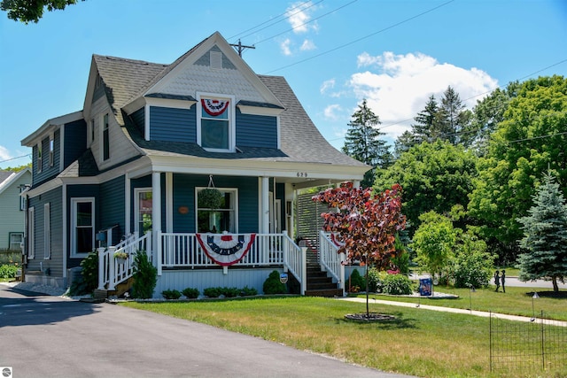 view of front of home featuring a front lawn