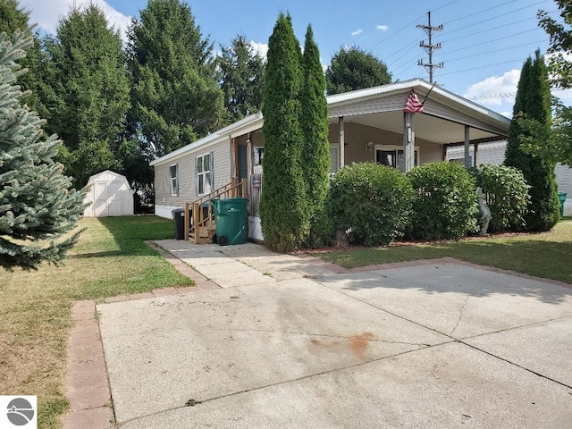 view of front of home featuring a front lawn and a storage unit