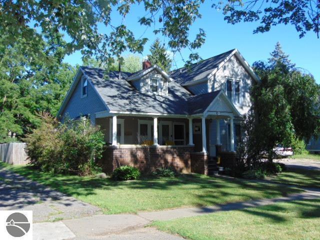 view of front of property with a front yard