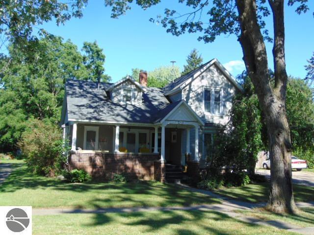 view of front of house with a front lawn and covered porch