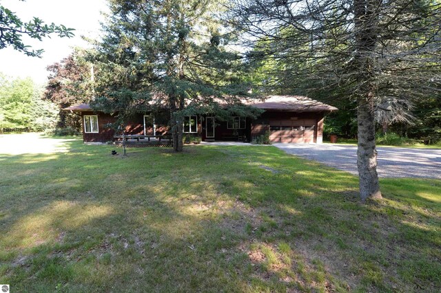 view of front of home featuring a garage and a front yard